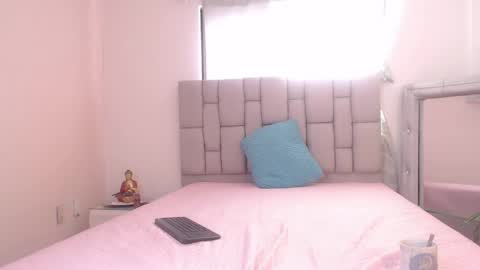 lily_rose0 online show from 06/05/26, 07:52
