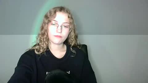 small lily online show from 10/01/25, 03:18