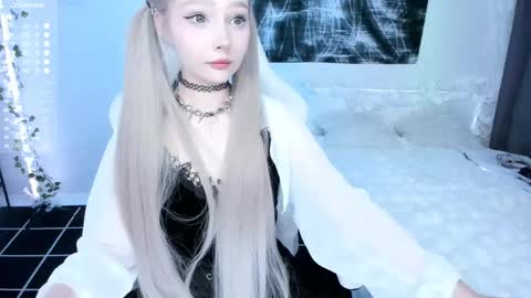 Snapshot of lily_weep chatting on 05/01/26, 02:27 Lily online show from 05/01/26, 02:27
