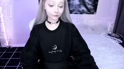 Snapshot of lily_weep chatting on 05/19/26, 01:56 Lily online show from 05/19/26, 01:56