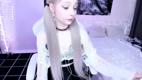 Snapshot of lily_weep chatting on 05/27/26, 11:13 Lily online show from 05/27/26, 11:13