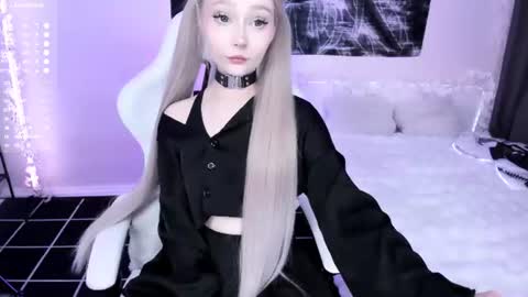 Snapshot of lily_weep chatting on 06/17/26, 12:35 Lily online show from 06/17/26, 12:35