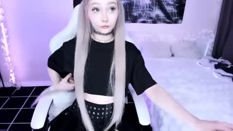Snapshot of lily_weep chatting on 06/18/26, 12:00 Lily online show from 06/18/26, 12:00