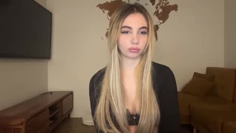 Lily online show from 03/25/26, 06:47