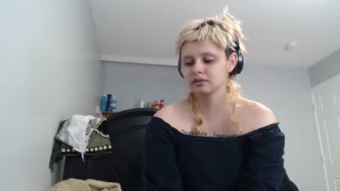 Snapshot of liminaldoll chatting on 06/06/26, 06:01 Liminal online show from 06/06/26, 06:01