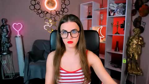 lina_fox12 online show from 10/18/25, 12:28