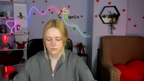 lina_fox12 online show from 04/08/26, 12:05