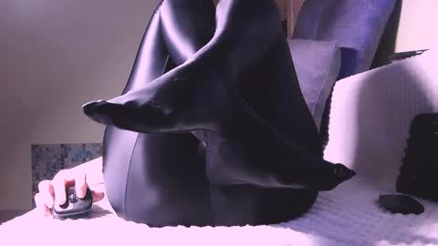 Snapshot of lina_owl chatting on 12/13/24, 11:28 Lina online show from 12/13/24, 11:28