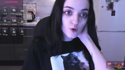 Lina 3  1715622743 online show from 11/28/25, 08:39