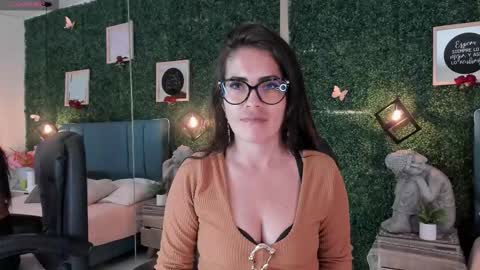 Lina  online show from 10/31/25, 11:44