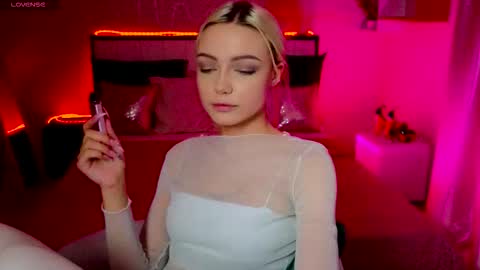 Snapshot of linalirian chatting on 11/14/25, 02:16 I am Lina online show from 11/14/25, 02:16