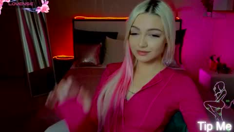 Snapshot of linalirian chatting on 11/16/25, 02:33 I am Lina online show from 11/16/25, 02:33