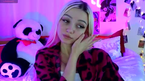 Snapshot of linalirian chatting on 11/18/25, 02:43 I am Lina online show from 11/18/25, 02:43