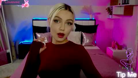 Snapshot of linalirian chatting on 11/22/25, 03:22 I am Lina online show from 11/22/25, 03:22