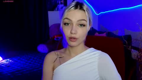 Snapshot of linalirian chatting on 11/30/25, 01:48 I am Lina online show from 11/30/25, 01:48