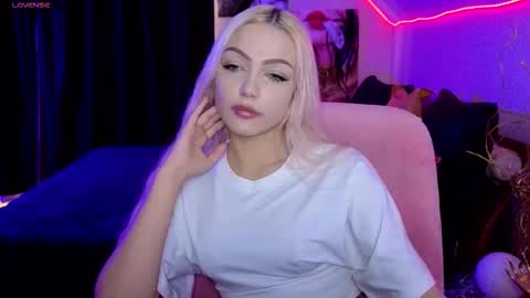 Snapshot of linalirian chatting on 01/18/26, 01:37 I am Lina online show from 01/18/26, 01:37