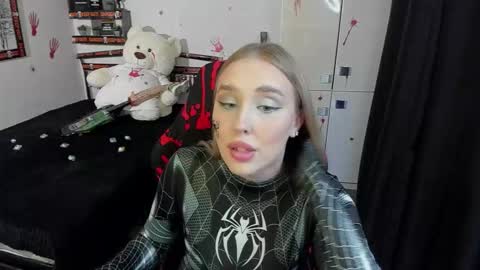 Lina online show from 10/30/25, 12:34