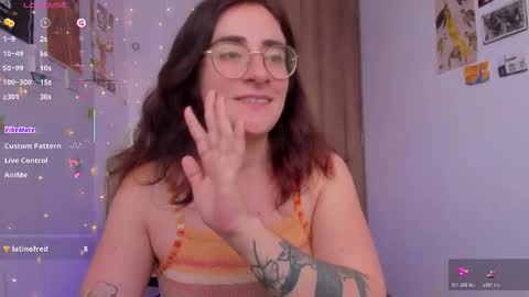 Snapshot of linda_giggle chatting on 11/25/25, 01:55 Giggles online show from 11/25/25, 01:55