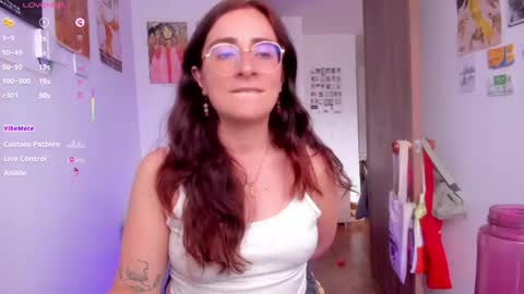 Snapshot of linda_giggle chatting on 05/06/26, 03:50 Giggles online show from 05/06/26, 03:50