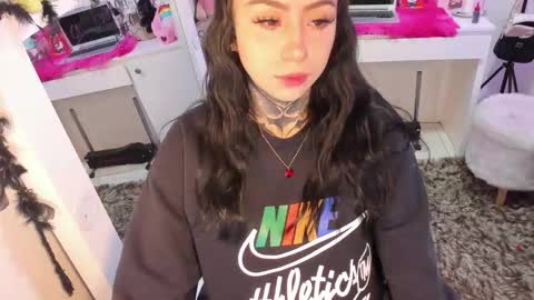 Lindaa maria  online show from 11/18/25, 04:39