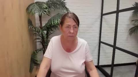 Snapshot of lindahottie chatting on 06/15/26, 01:02 Linda online show from 06/15/26, 01:02