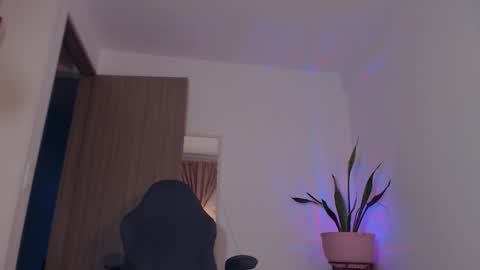 lindajoinx online show from 10/24/25, 10:28