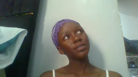 Snapshot of lindalovebird chatting on 06/16/26, 12:52 lindalovebird online show from 06/16/26, 12:52