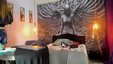 lindsey_2023 online show from 04/19/26, 01:16