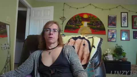 Snapshot of linzy19 chatting on 09/25/25, 01:59 Linzy19 online show from 09/25/25, 01:59