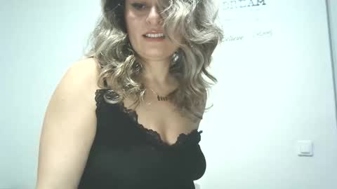 Snapshot of lionessmom chatting on 10/27/25, 03:21 lionessmom online show from 10/27/25, 03:21