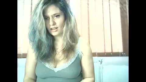 Snapshot of lionessmom chatting on 11/12/25, 07:20 lionessmom online show from 11/12/25, 07:20