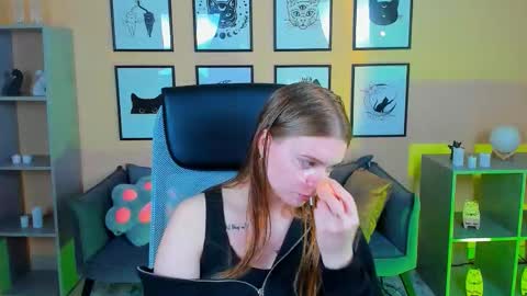Lisa online show from 10/25/25, 02:19