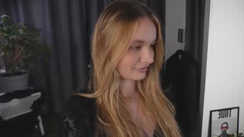 Elisabeth or Lisa online show from 10/21/25, 08:20