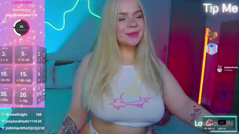 Snapshot of lisacandy1 chatting on 12/18/25, 04:02 Lisa online show from 12/18/25, 04:02