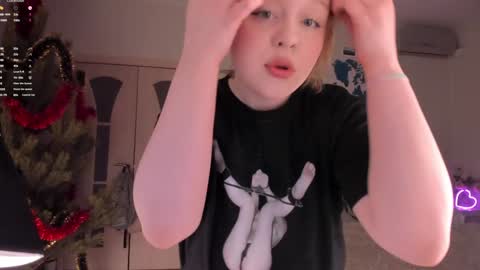 Snapshot of lisalaas chatting on 01/01/25, 12:33 -Lisa- Help me to reach 100 thumbs up3 online show from 01/01/25, 12:33