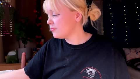 -Lisa- Help me to reach 100 thumbs up3 online show from 12/14/25, 02:55