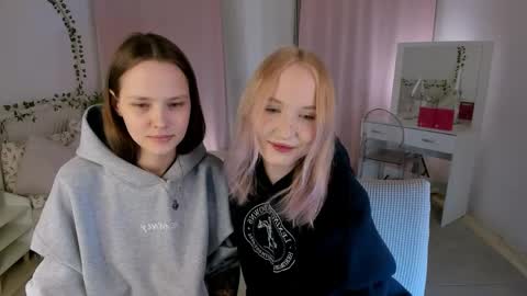 Snapshot of lisaluve chatting on 04/10/26, 06:56 Lisa blonde Alisa brunette online show from 04/10/26, 06:56