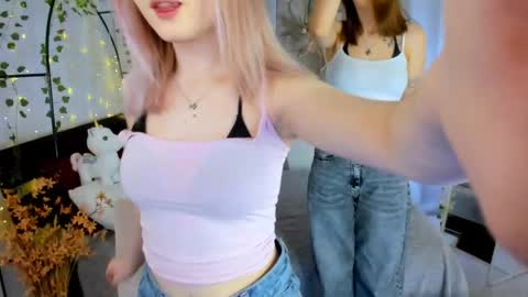 Snapshot of lisaluve chatting on 04/17/26, 06:33 Lisa blonde Alisa brunette online show from 04/17/26, 06:33