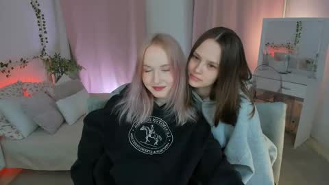 Snapshot of lisaluve chatting on 04/18/26, 06:45 Lisa blonde Alisa brunette online show from 04/18/26, 06:45
