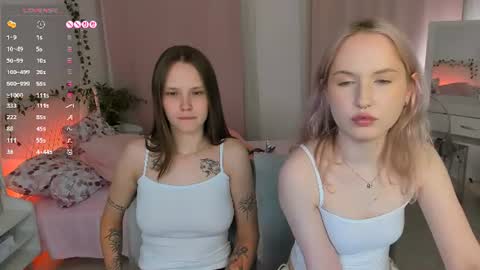 Snapshot of lisaluve chatting on 06/11/26, 12:32 Lisa blonde Alisa brunette online show from 06/11/26, 12:32