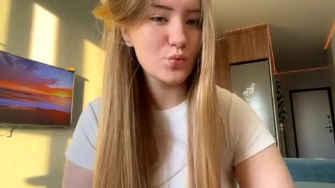 Snapshot of lisi_kiss_ chatting on 05/23/26, 05:28 Aurora online show from 05/23/26, 05:28