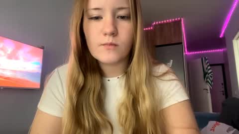 Snapshot of lisi_kiss_ chatting on 05/27/26, 10:12 Aurora online show from 05/27/26, 10:12