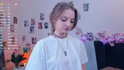 Snapshot of little__caprice chatting on 04/29/26, 07:45 Bella online show from 04/29/26, 07:45