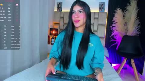 Snapshot of little__sophie18 chatting on 06/03/26, 07:30 Sophie ---- connected from 1400 to 2100 Colombia time online show from 06/03/26, 07:30