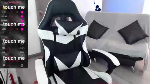 Amelie  online show from 11/25/25, 06:52