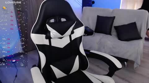 Amelie  online show from 12/04/25, 10:18