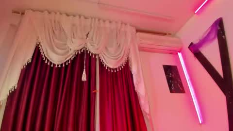 Snapshot of little_nauughty2 chatting on 10/31/25, 02:07 Little Nauughty2 online show from 10/31/25, 02:07