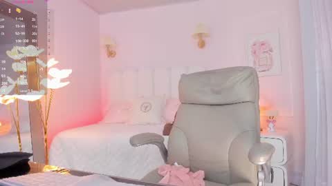 Snapshot of little_sweet_18 chatting on 06/22/26, 03:25 Daniela online show from 06/22/26, 03:25