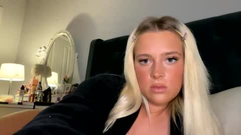 Snapshot of littleblonde010 chatting on 07/18/26, 01:21 Littleblonde010 online show from 07/18/26, 01:21
