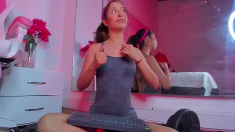 littlee_emma_ online show from 02/03/25, 06:34